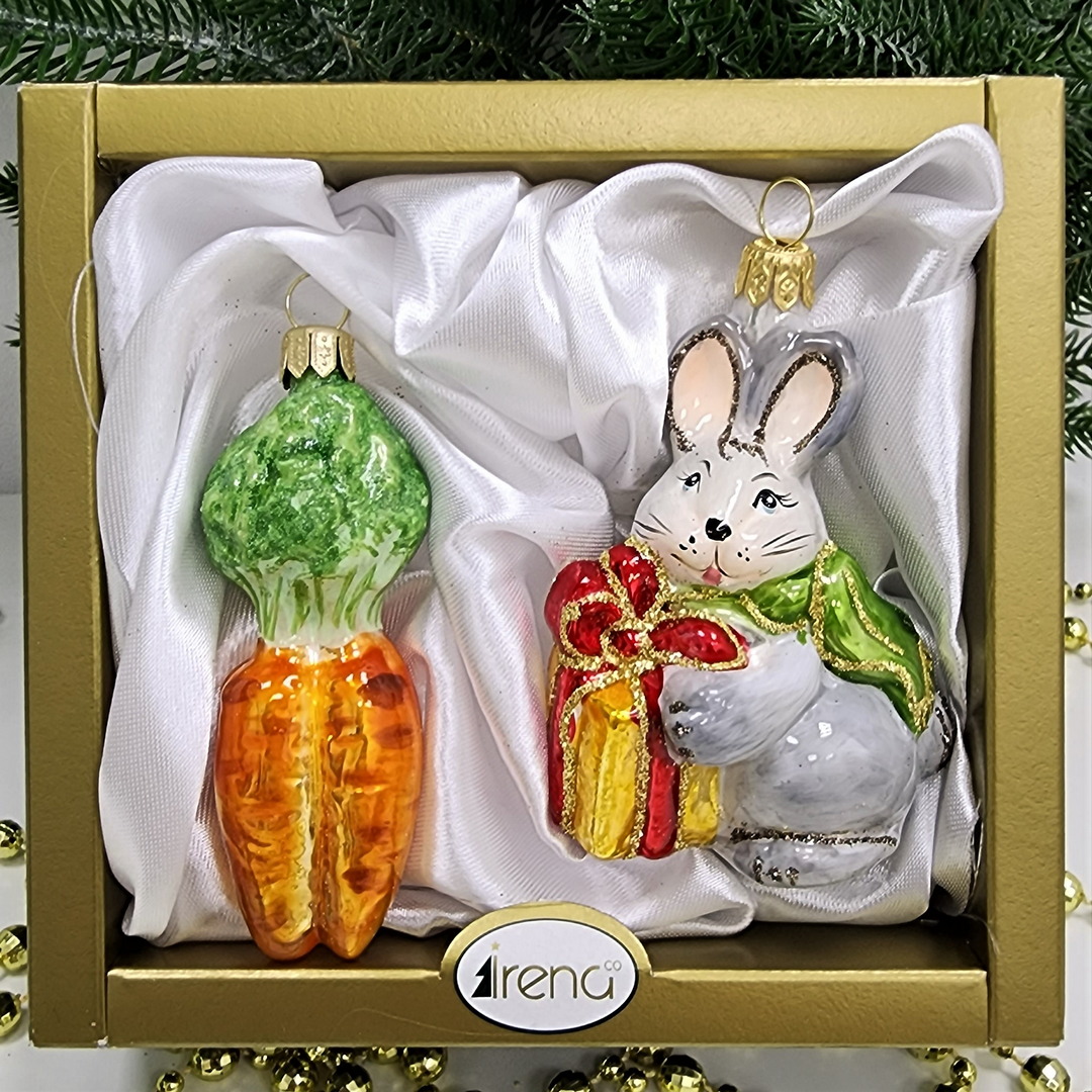 фото Набор ёлочных игрушек Зайчик с подарком и морковь