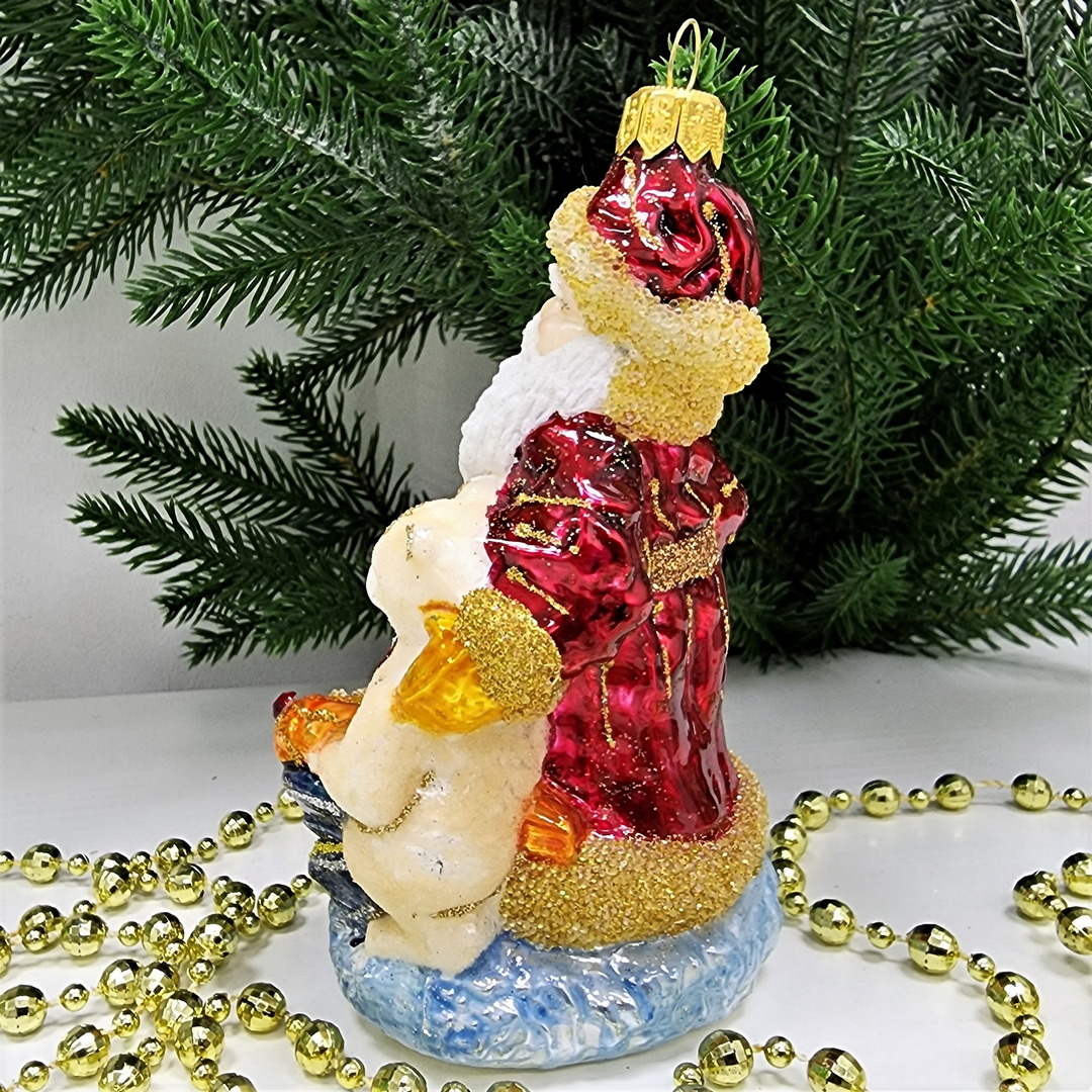 фото Стеклянная елочная игрушка Дед Мороз с мишкой и подарками
