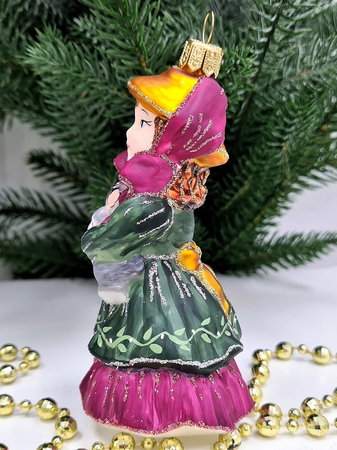 фото Стеклянная елочная игрушка Девочка с кроликом