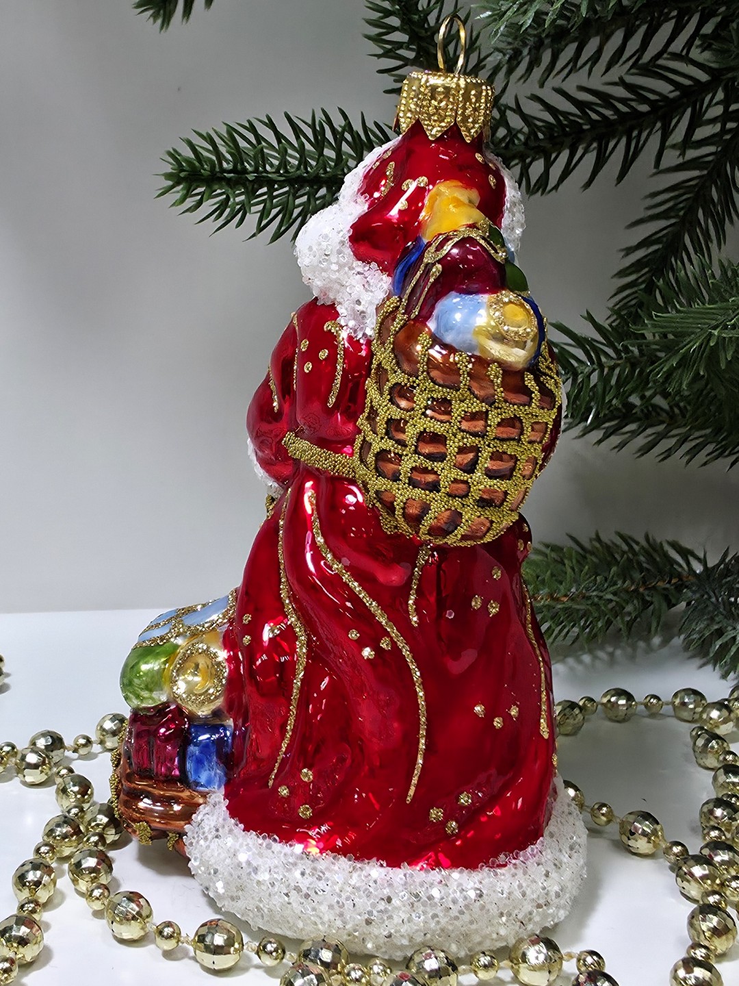 фото Стеклянная елочная игрушка Дед Мороз с подарками