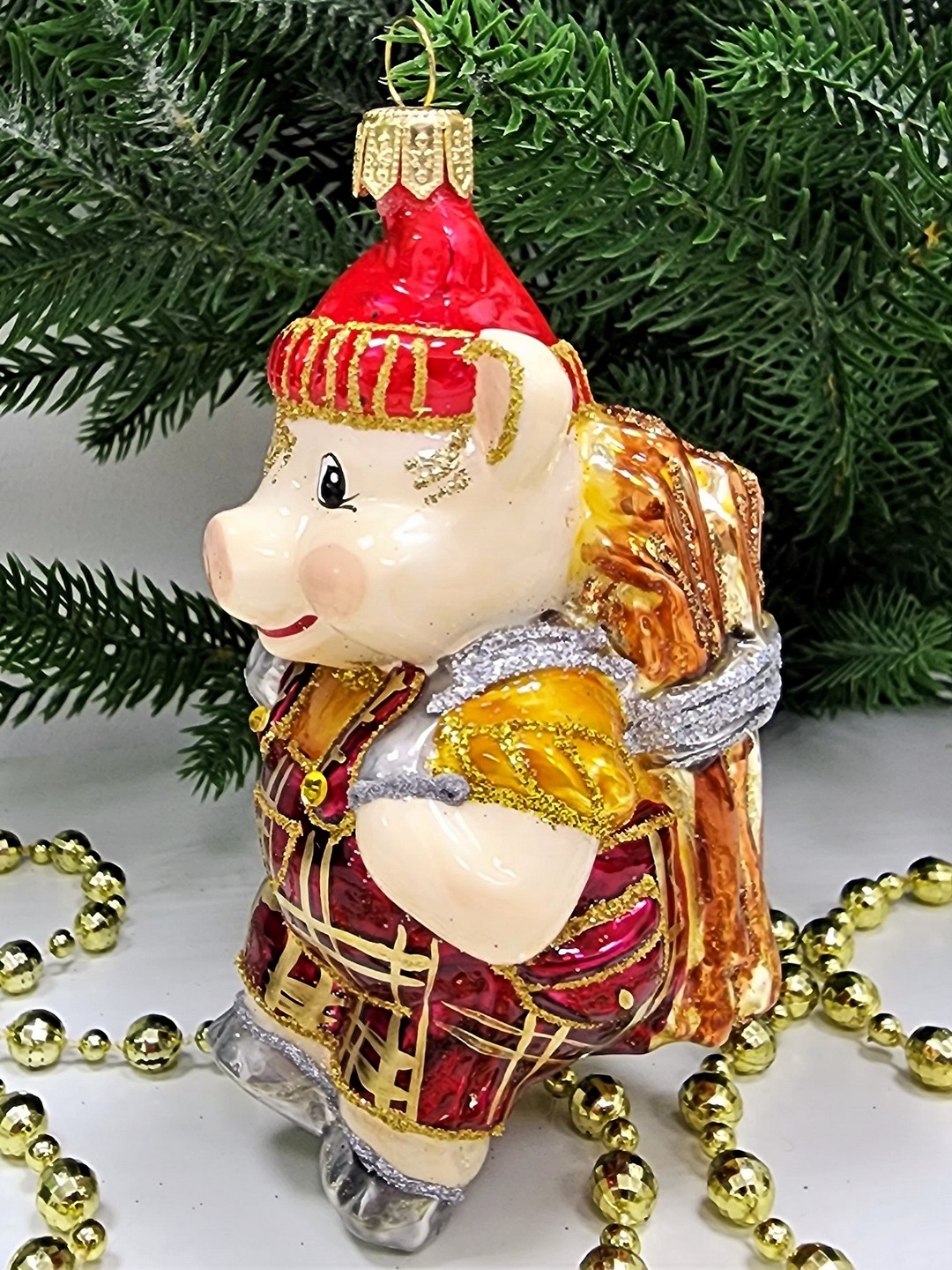 фото Стеклянная елочная игрушка Поросенок с дровами
