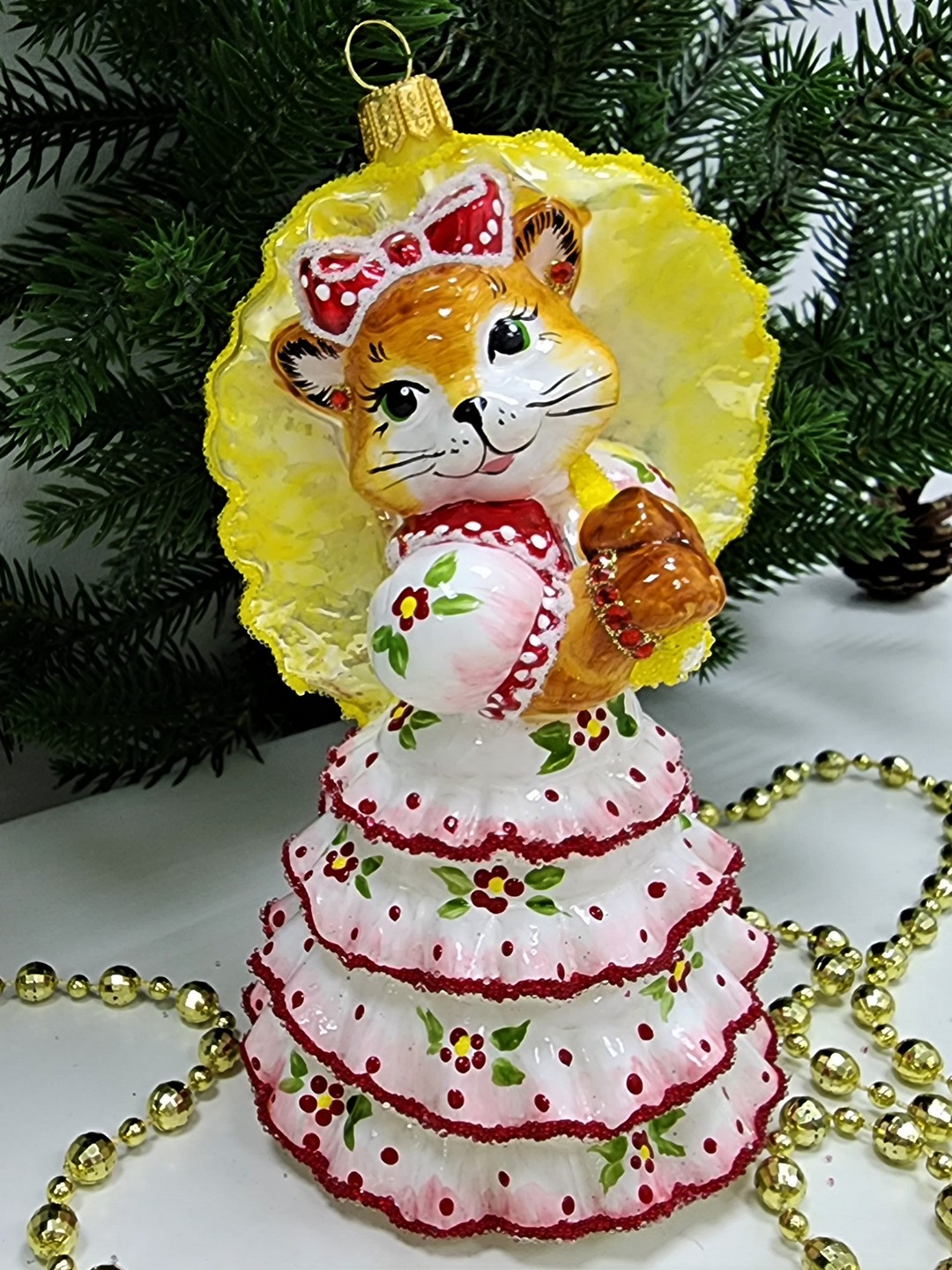 фото Стеклянная елочная игрушка Кошка с желтым зонтиком глянец