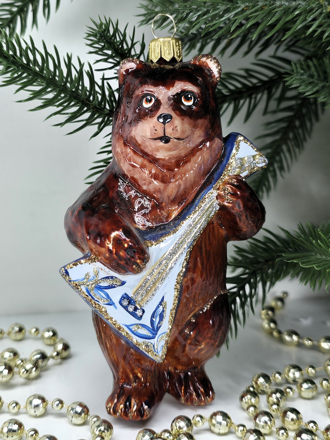 фото Стеклянная елочная игрушка Медведь с балалайкой