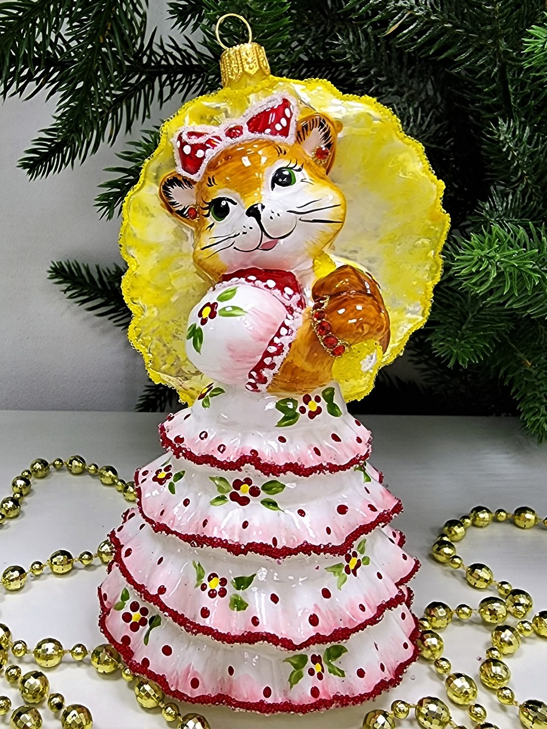 фото Стеклянная елочная игрушка Кошка с желтым зонтиком глянец