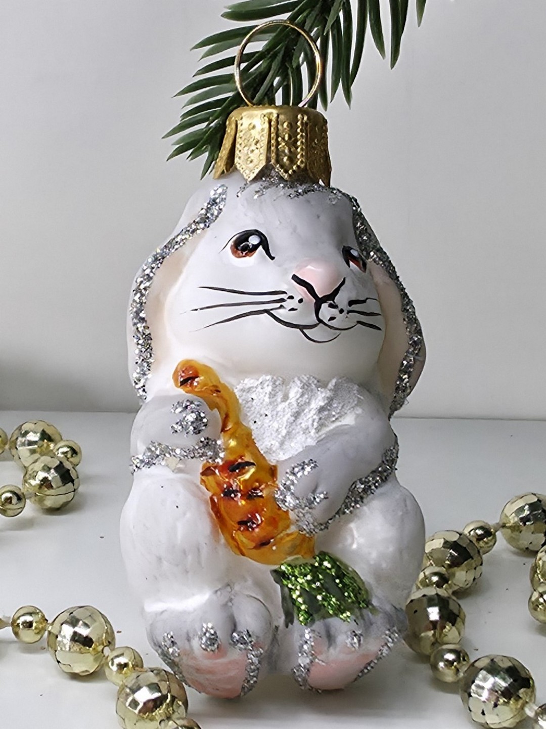 фото Стеклянная елочная игрушка Зайчик с морковкой