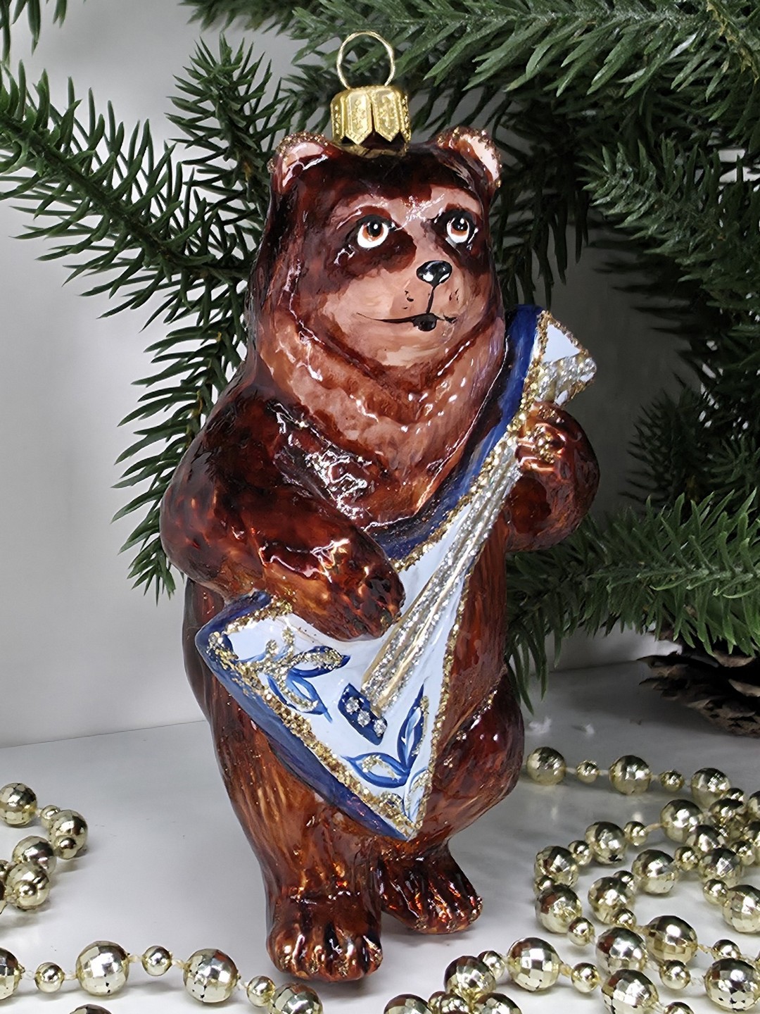 фото Стеклянная елочная игрушка Медведь с балалайкой