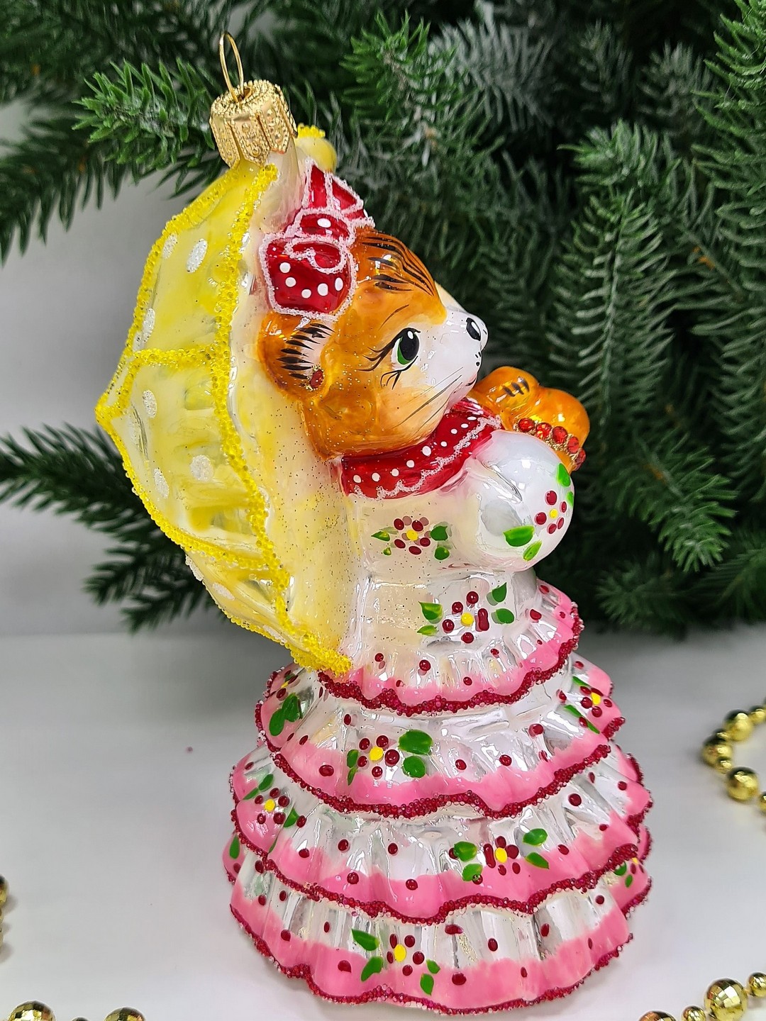 фото Стеклянная елочная игрушка Кошка с желтым зонтиком матовая