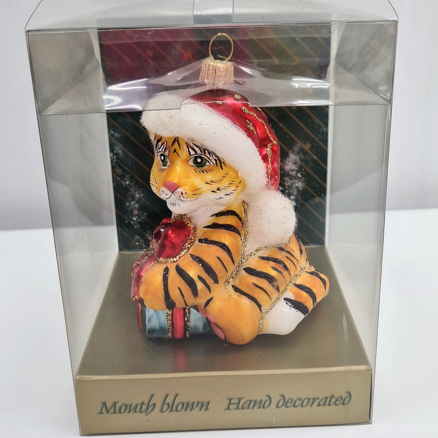 фото Стеклянная елочная игрушка Тигр с подарком-2