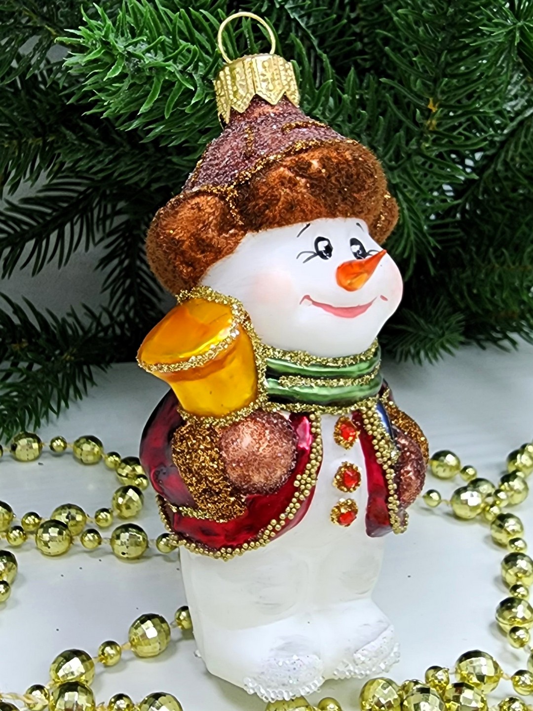 фото Стеклянная елочная игрушка Снеговик с колокольчиком крем бордо