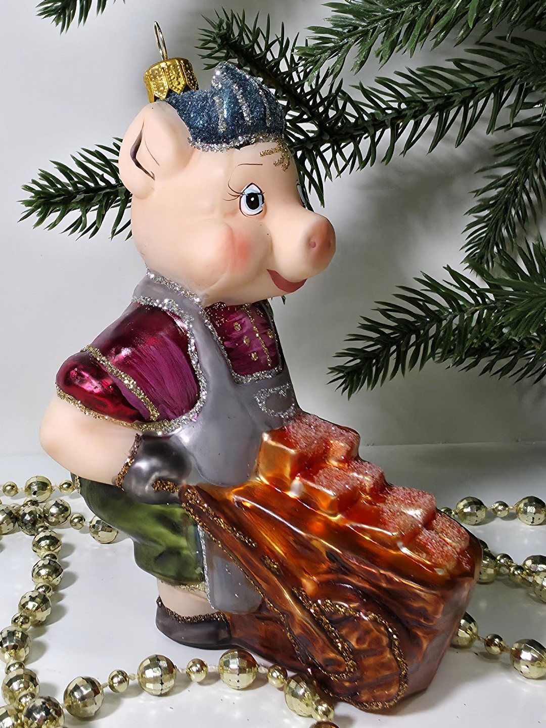 фото Стеклянная елочная игрушка Поросенок с телегой