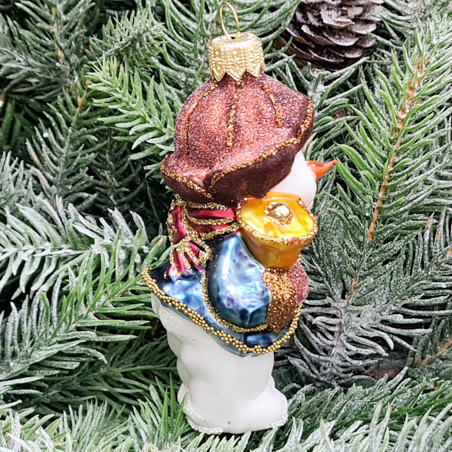 фото Стеклянная елочная игрушка Снеговик с колокольчиком крем