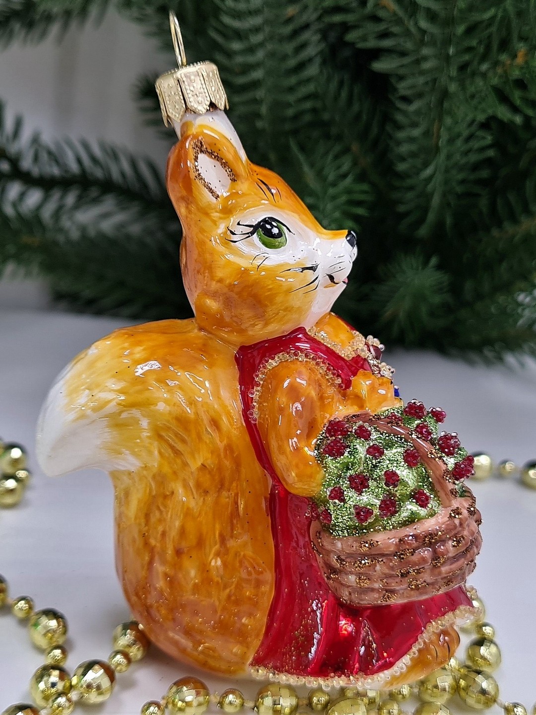 фото Стеклянная елочная игрушка Белочка с корзинкой