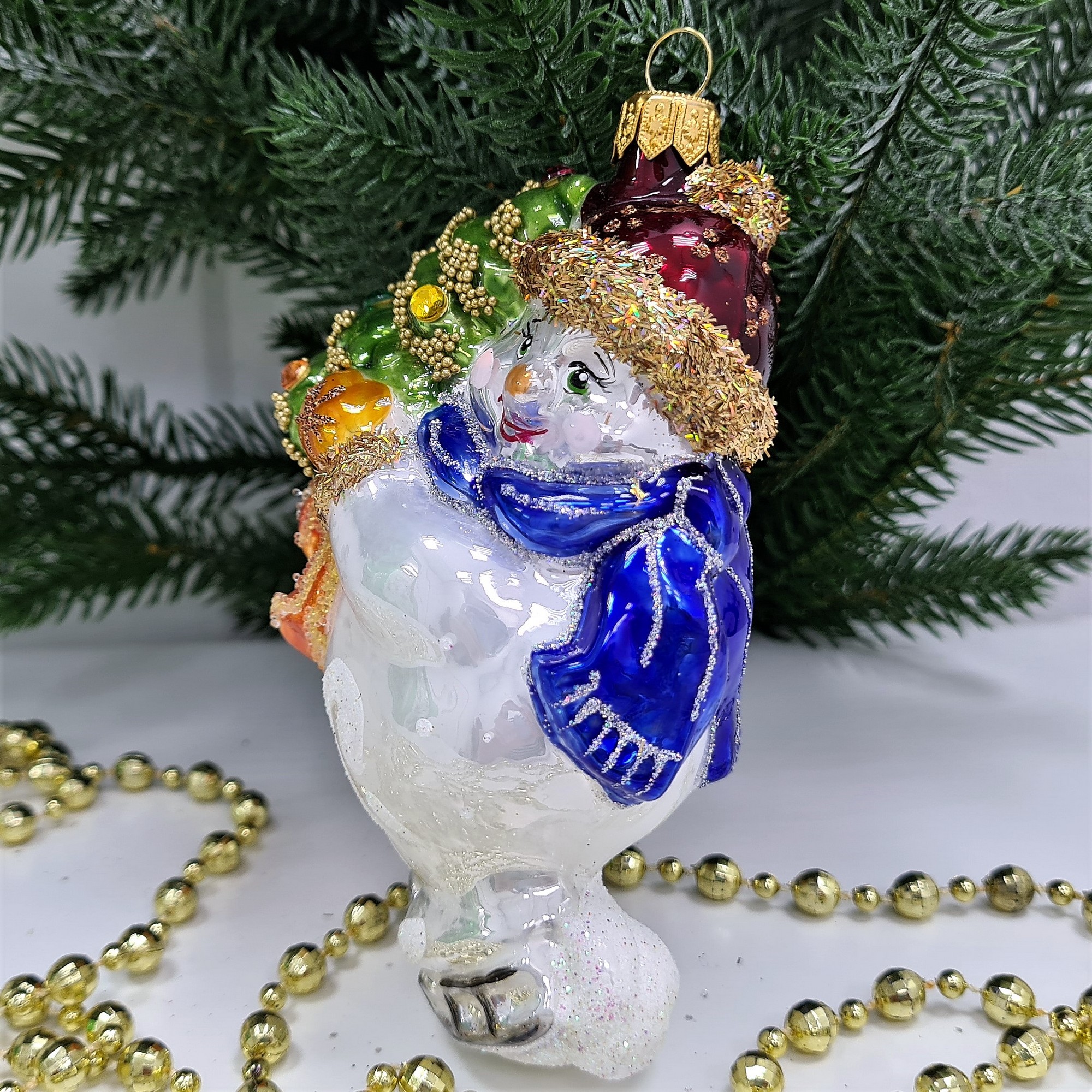 фото Стеклянная елочная игрушка Снеговик на коньках с елкой