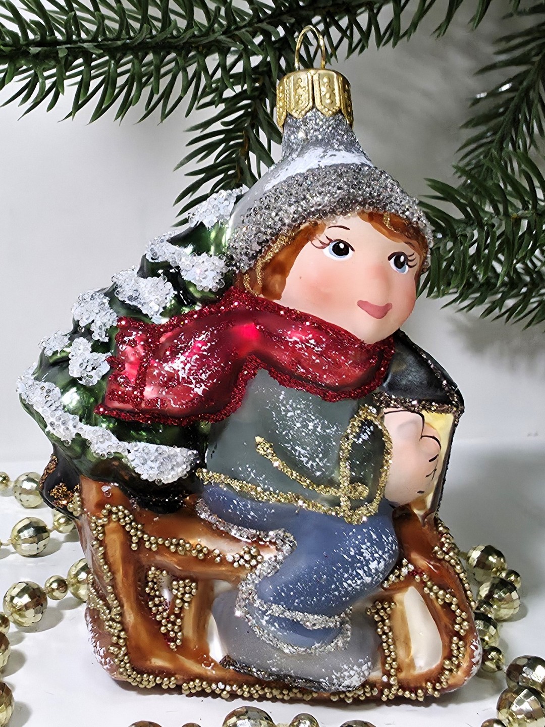 фото Стеклянная елочная игрушка Мальчик на санях царский