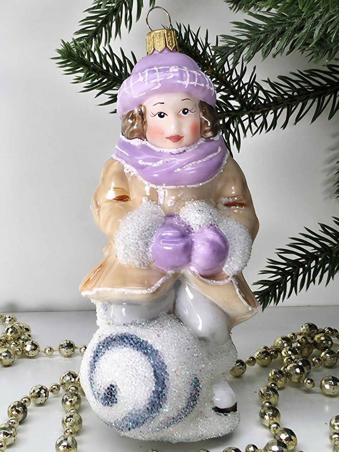 фото Стеклянная елочная игрушка Девочка со снежком эмаль