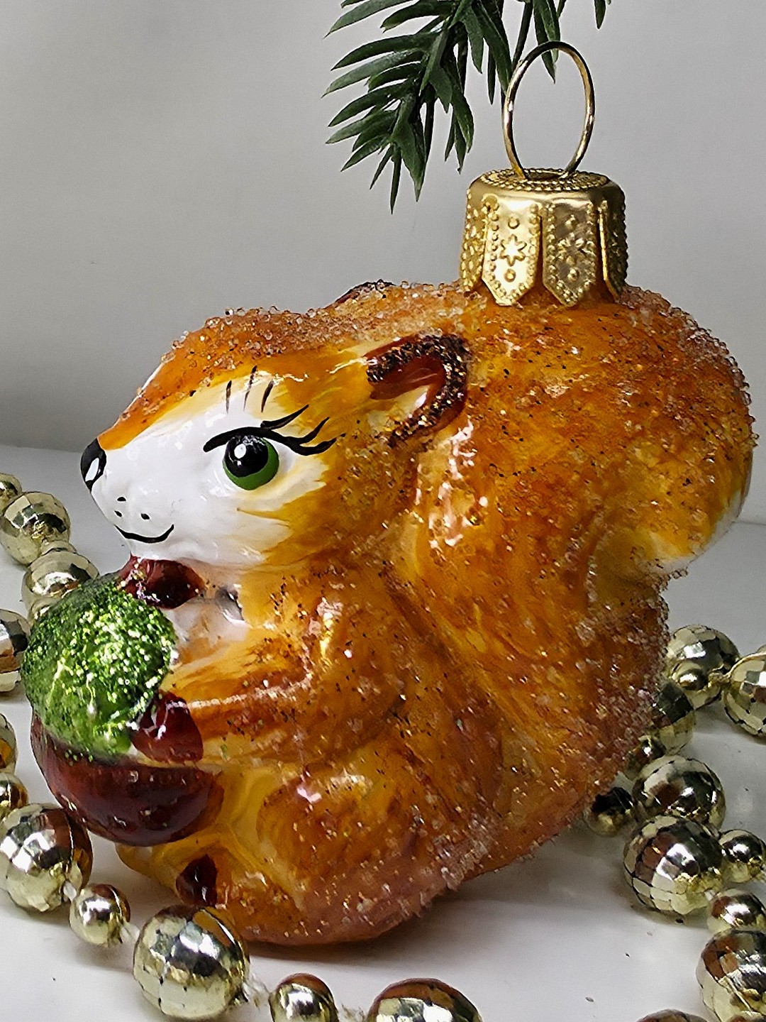 фото Стеклянная елочная игрушка Белочка с орешком сахар