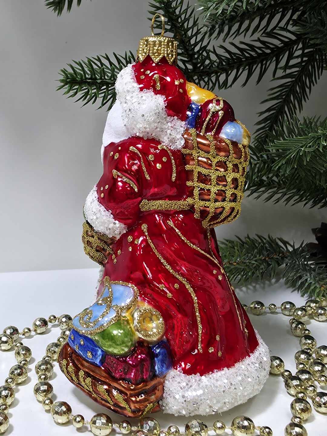 фото Стеклянная елочная игрушка Дед Мороз с подарками