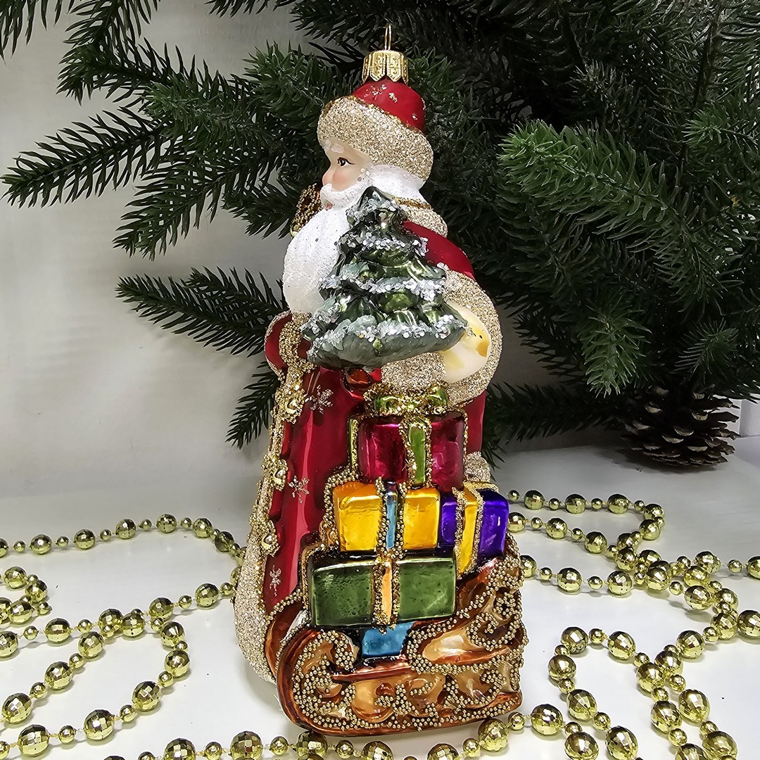 фото Стеклянная елочная игрушка Дед Мороз с подарками красный