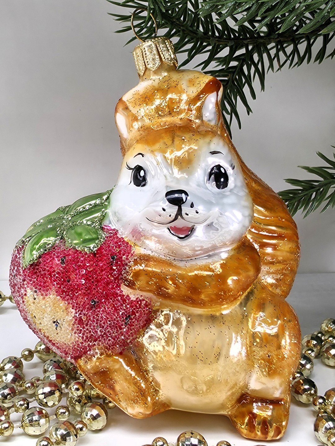 фото Стеклянная елочная игрушка Белочка с клубникой сахар