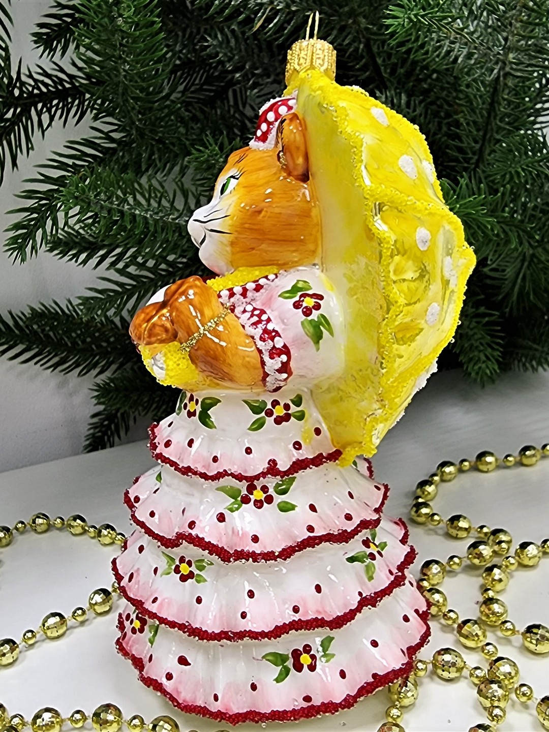 фото Стеклянная елочная игрушка Кошка с желтым зонтиком глянец
