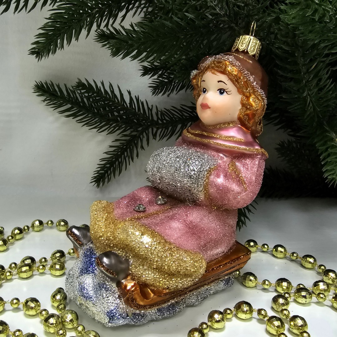 фото Стеклянная елочная игрушка Девочка на санях сахар