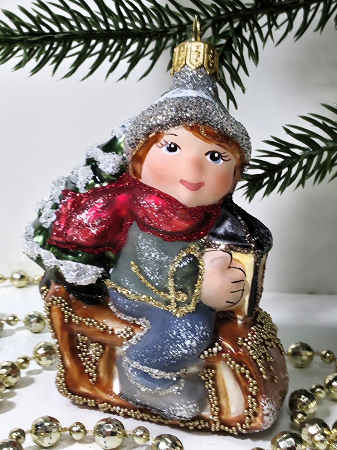 фото Стеклянная елочная игрушка Мальчик на санях царский