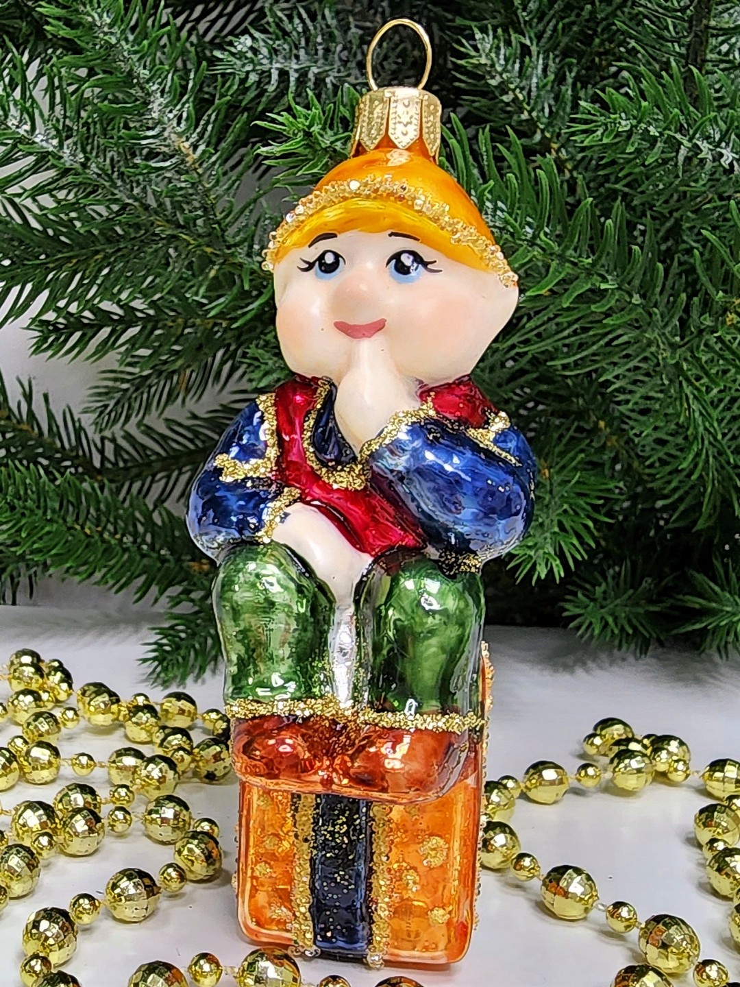 фото Стеклянная елочная игрушка Гном на подарке