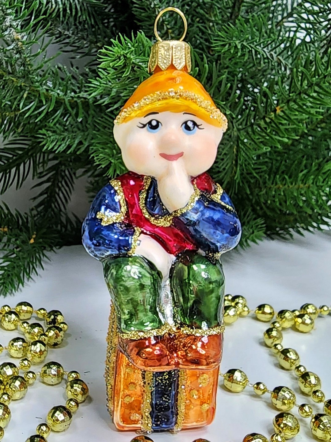 фото Стеклянная елочная игрушка Гном на подарке