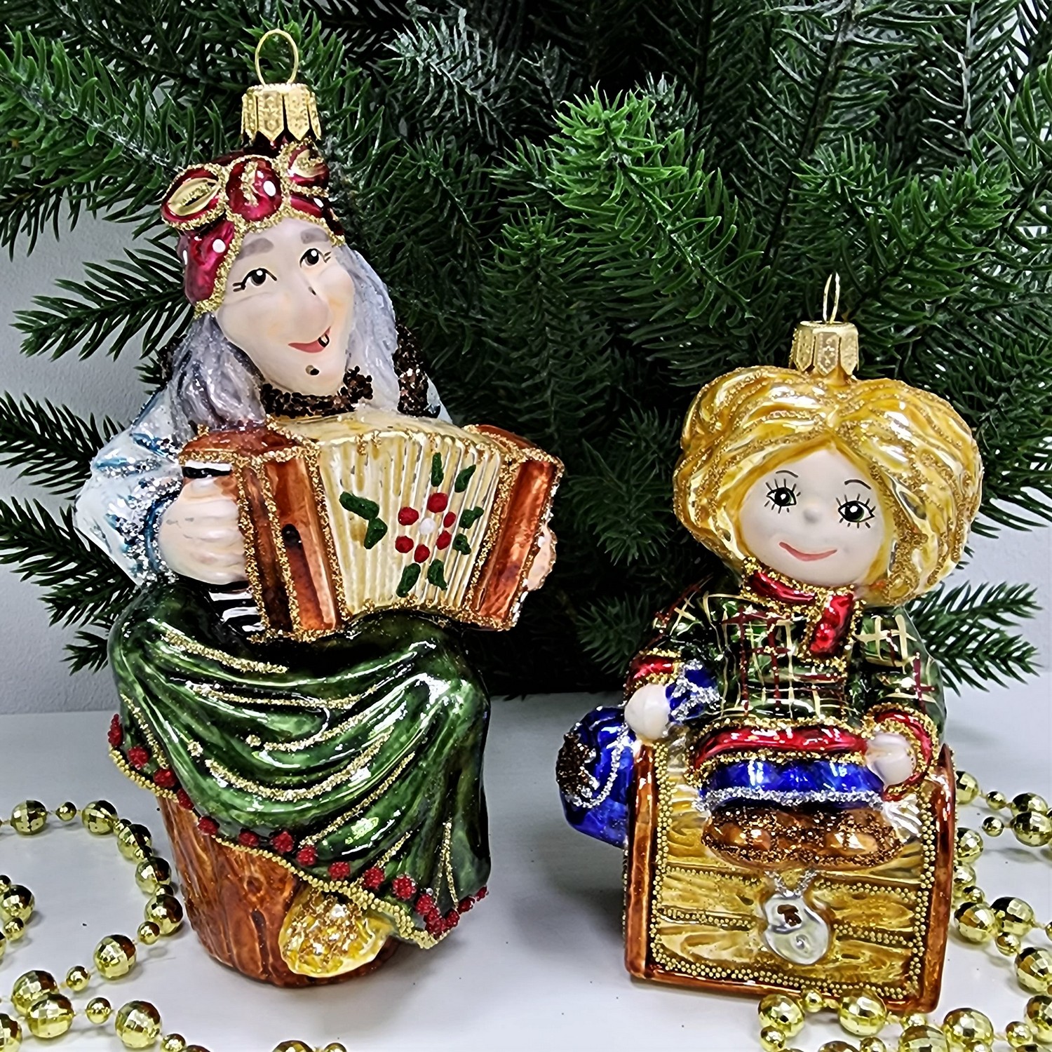 фото Набор ёлочных игрушек Баба Яга с гармошкой и Домовенок Кузя на сундуке-1