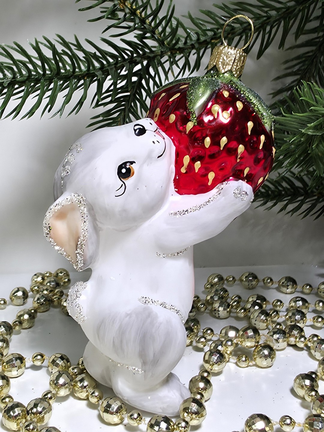 фото Стеклянная елочная игрушка Зайчик с клубникой