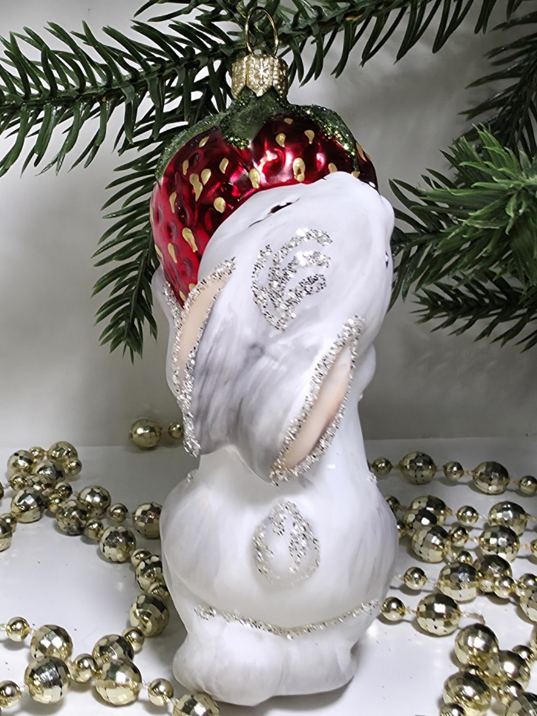 фото Стеклянная елочная игрушка Зайчик с клубникой