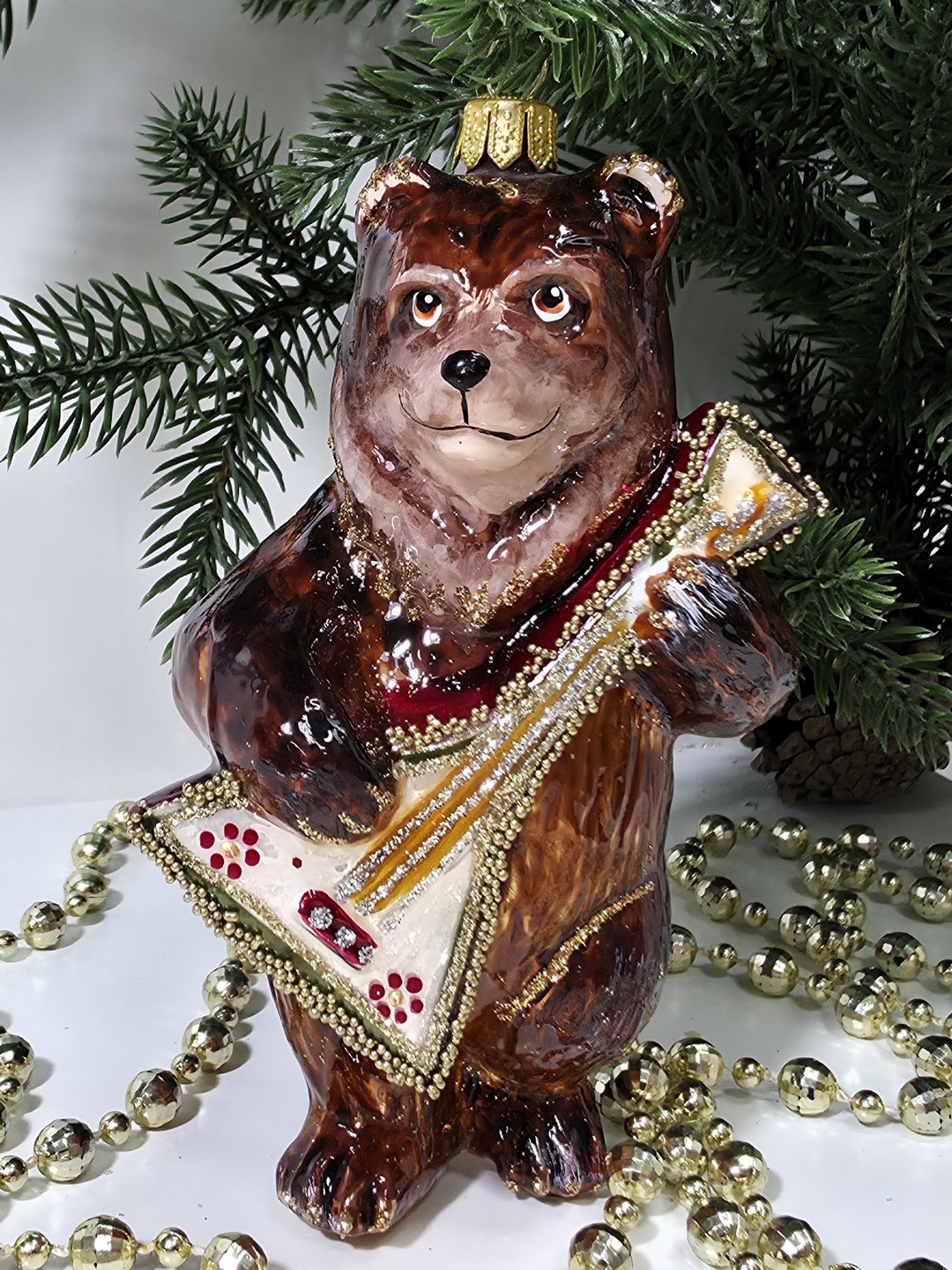 фото Стеклянная елочная игрушка Мишка с балалайкой