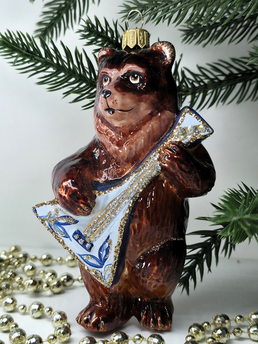 фото Стеклянная елочная игрушка Медведь с балалайкой