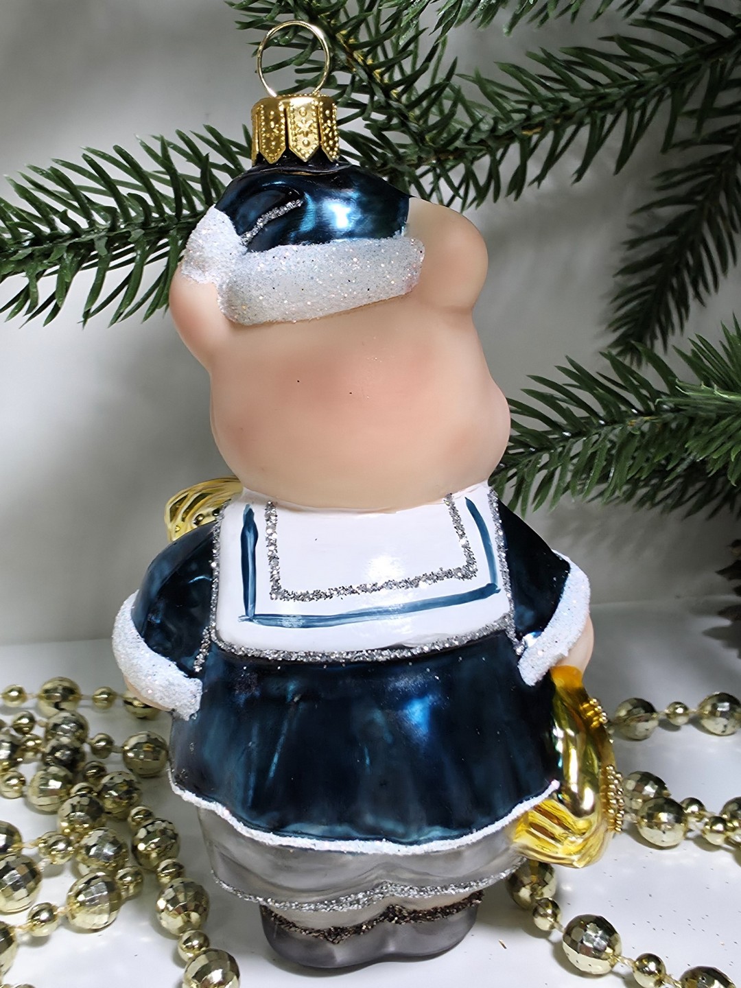 фото Стеклянная елочная игрушка Поросенок с сеном