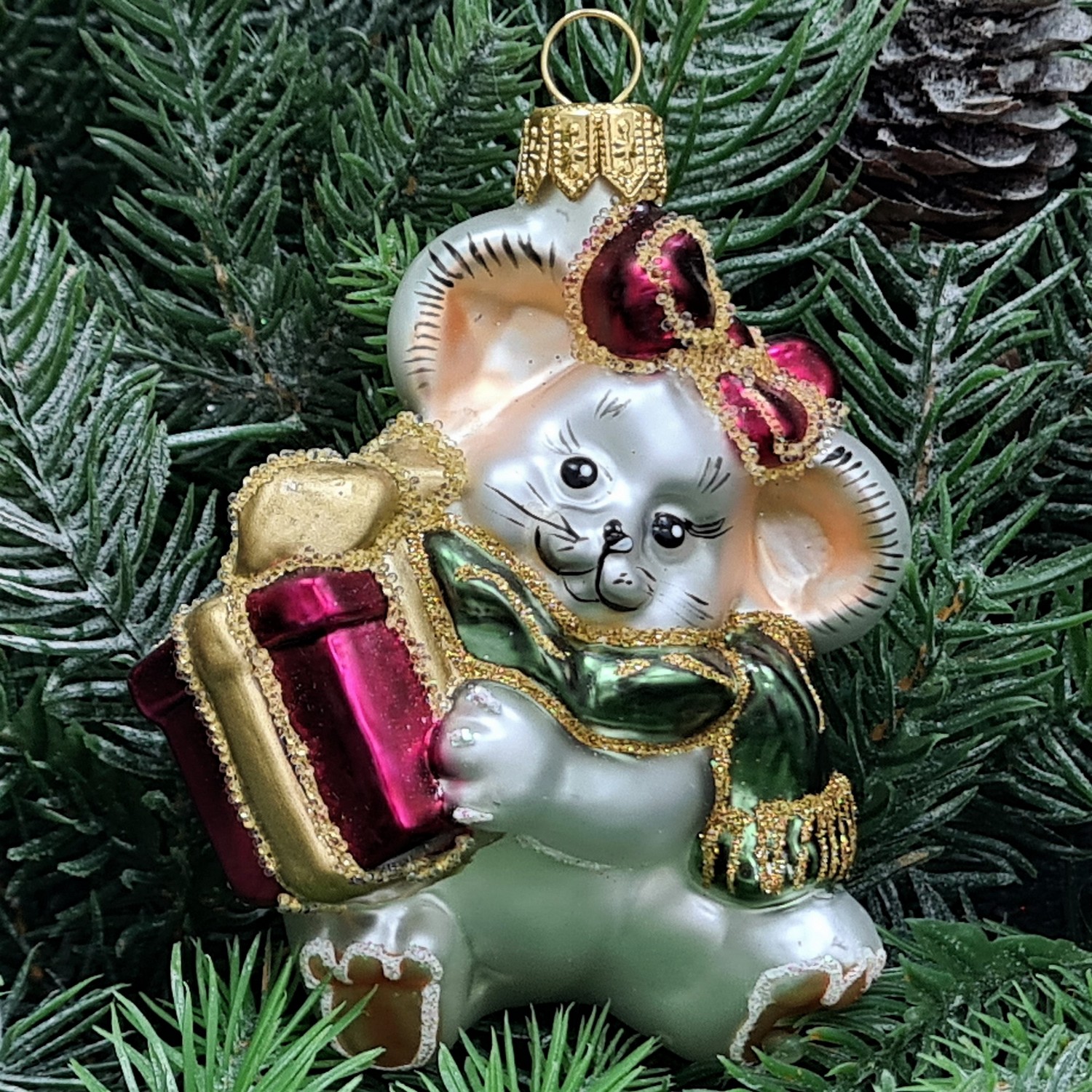 фото Стеклянная елочная игрушка Мышка с подарком и бантом-2