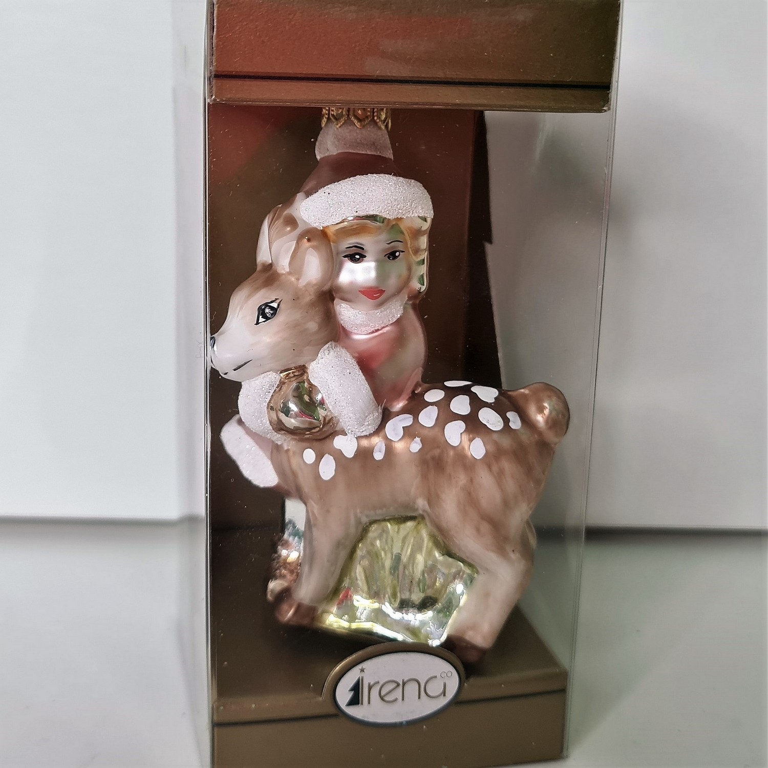 фото Стеклянная елочная игрушка Девочка с олененком