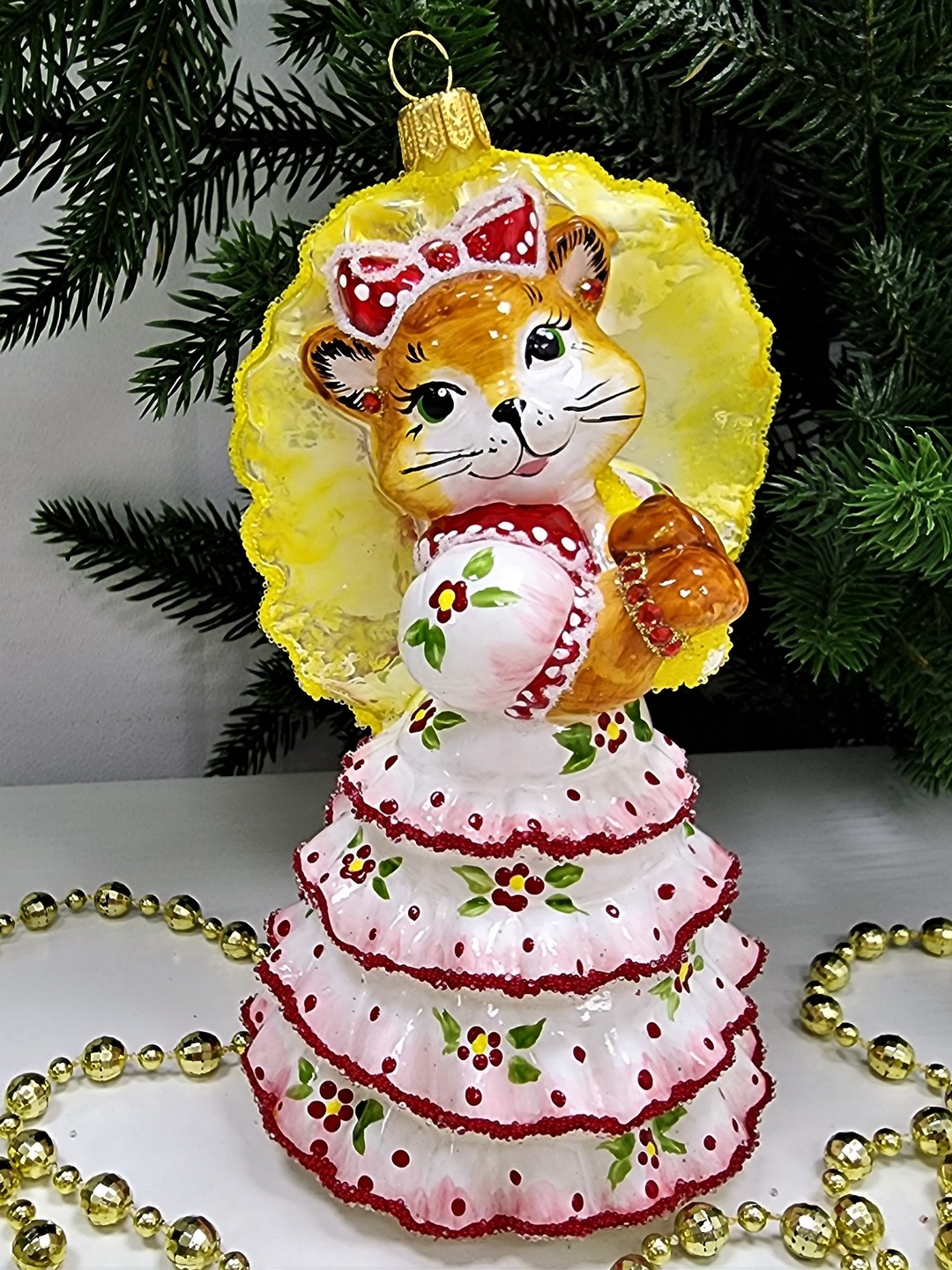 фото Стеклянная елочная игрушка Кошка с желтым зонтиком глянец