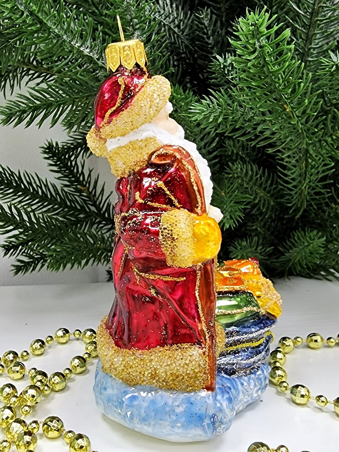 фото Стеклянная елочная игрушка Дед Мороз с мишкой и подарками