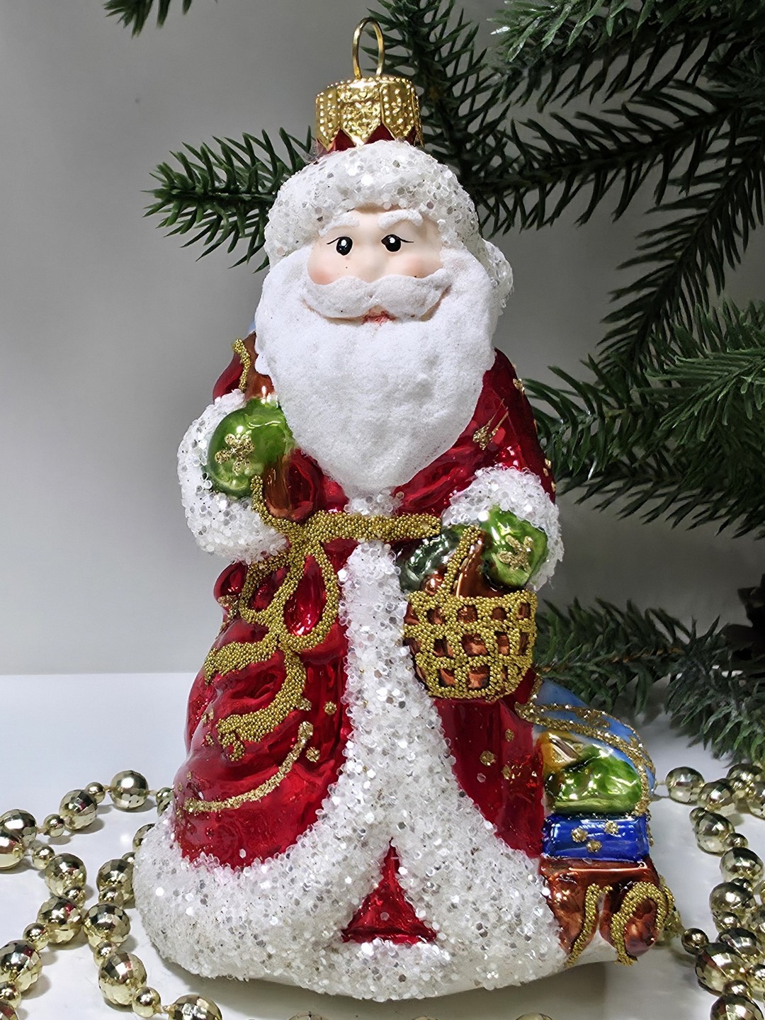 фото Стеклянная елочная игрушка Дед Мороз с подарками