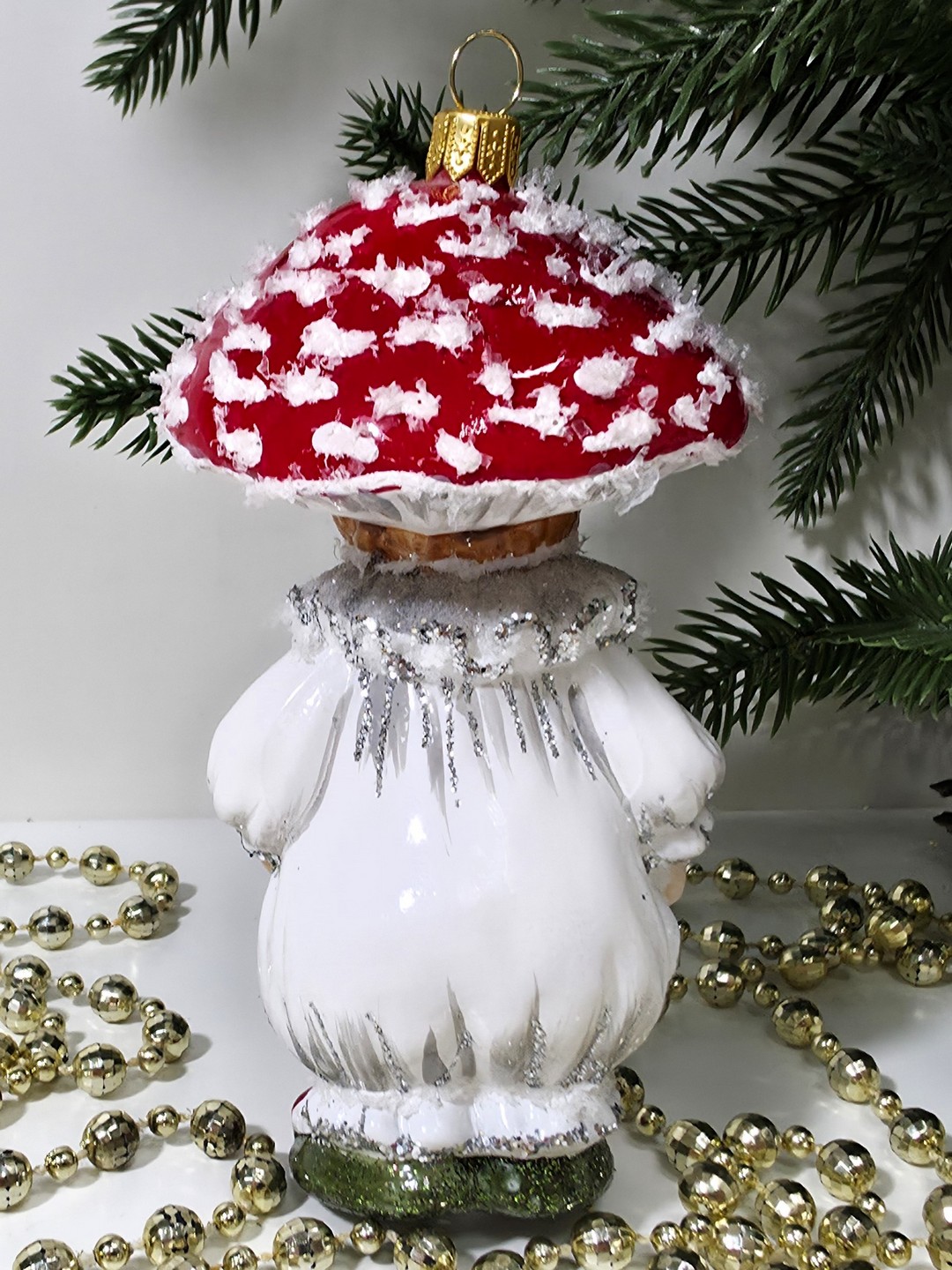 фото Стеклянная елочная игрушка Мальчик Грибочек мухомор