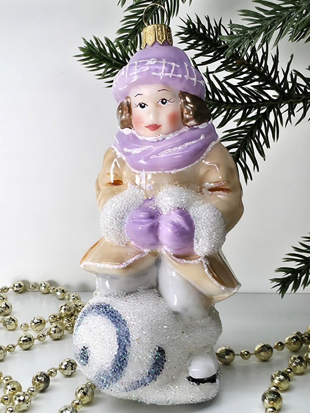 фото Стеклянная елочная игрушка Девочка со снежком эмаль