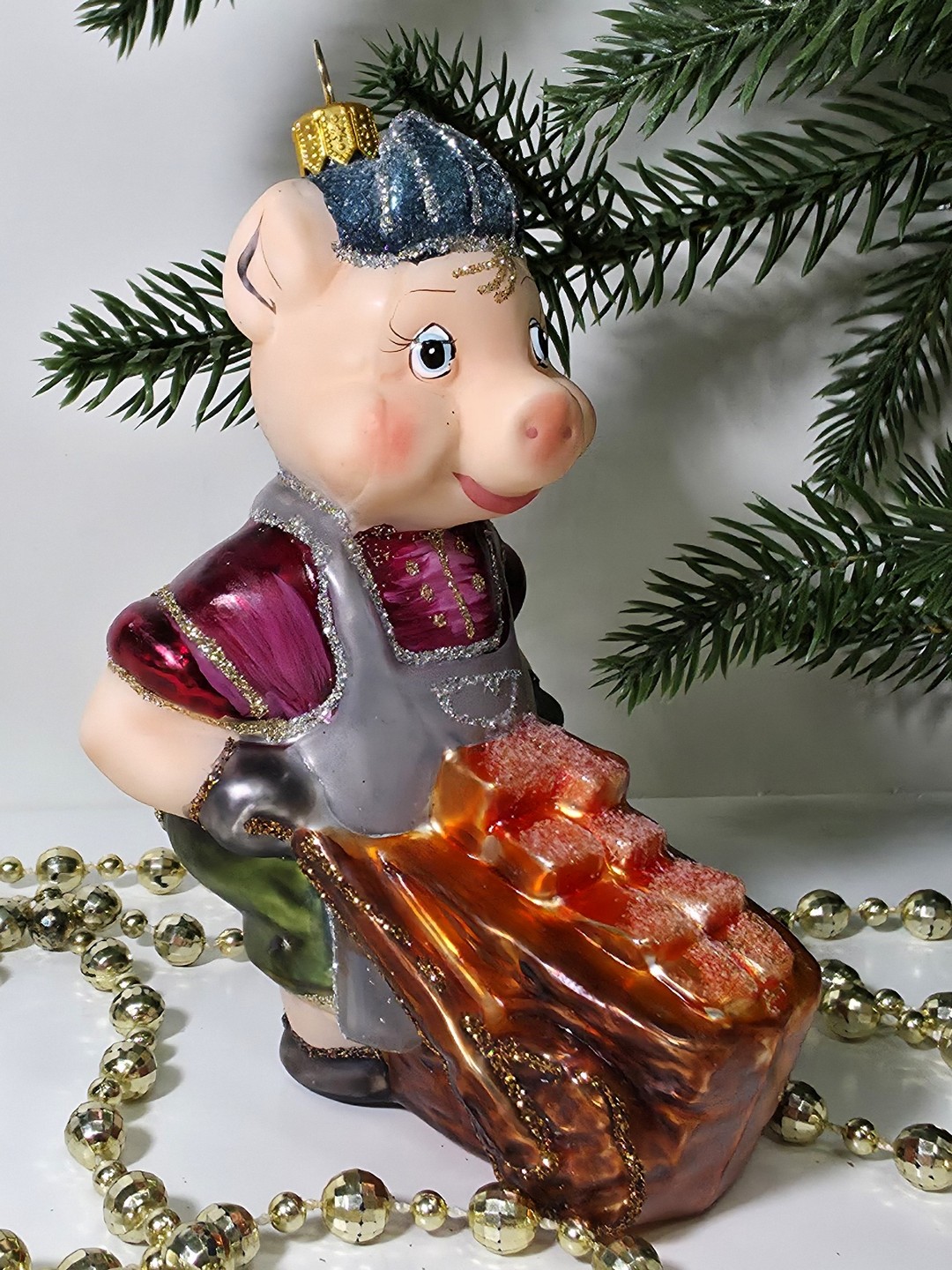 фото Стеклянная елочная игрушка Поросенок с телегой