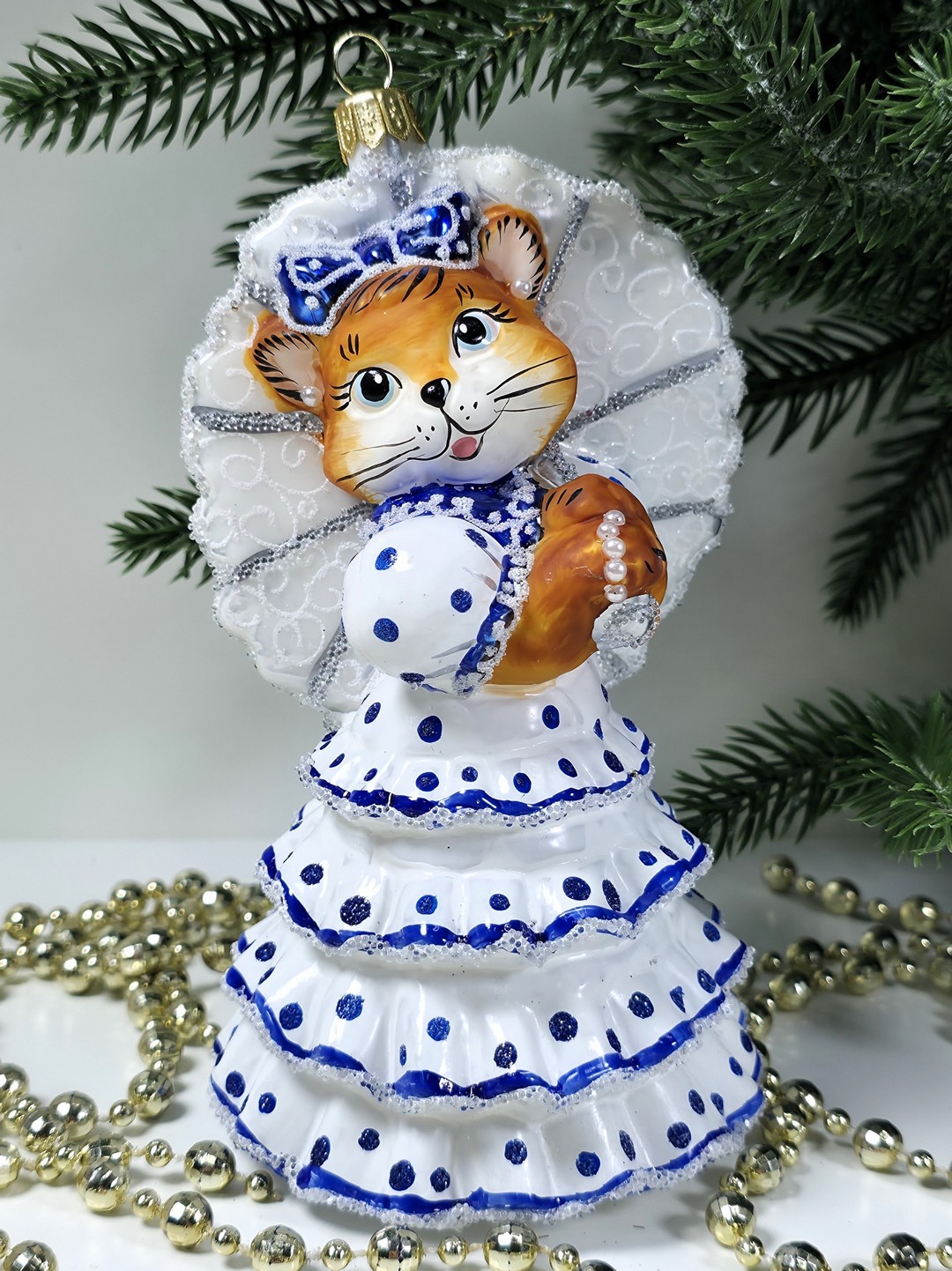 фото Стеклянная елочная игрушка Кошка с зонтиком голубая