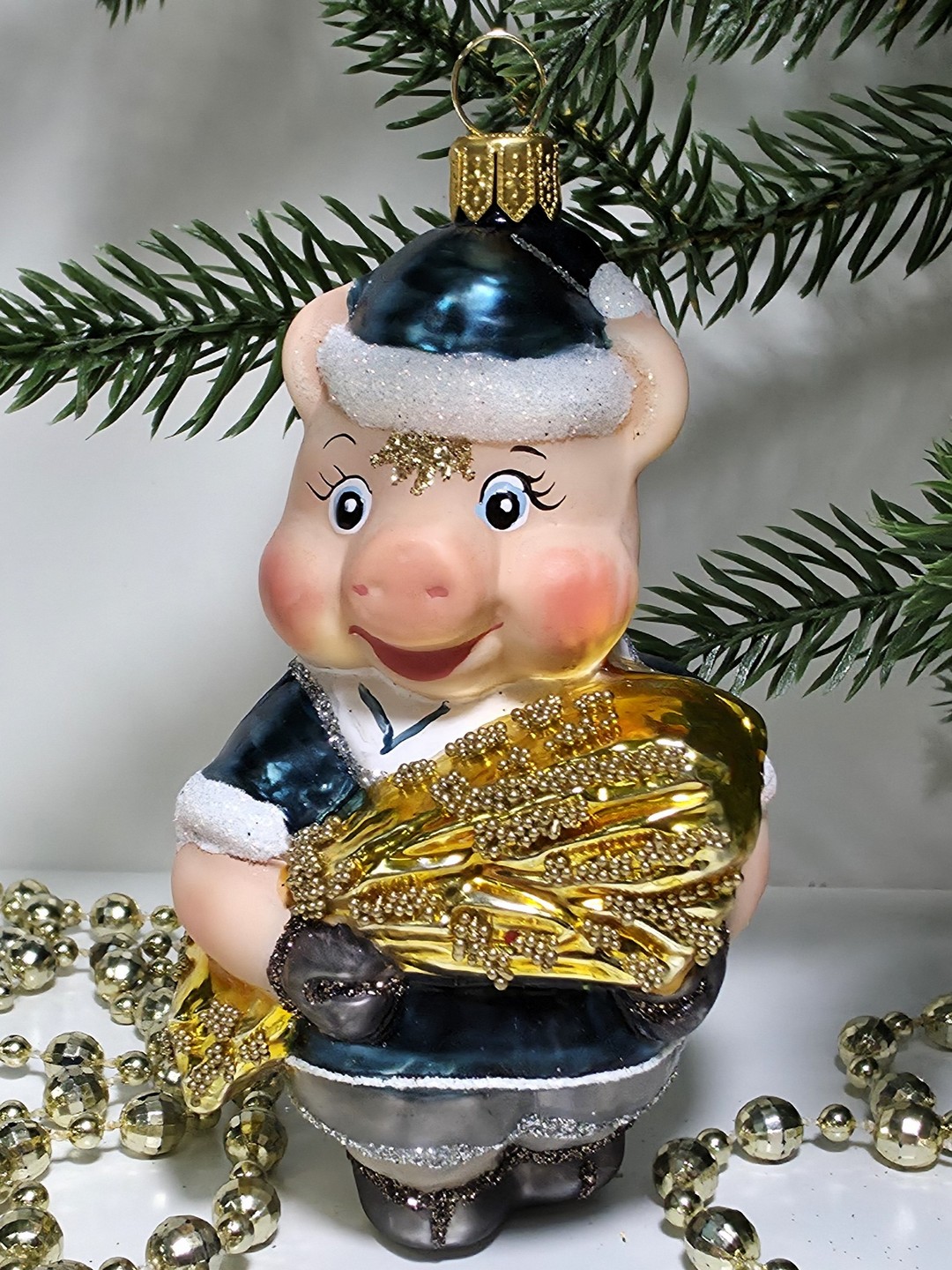 фото Стеклянная елочная игрушка Поросенок с сеном