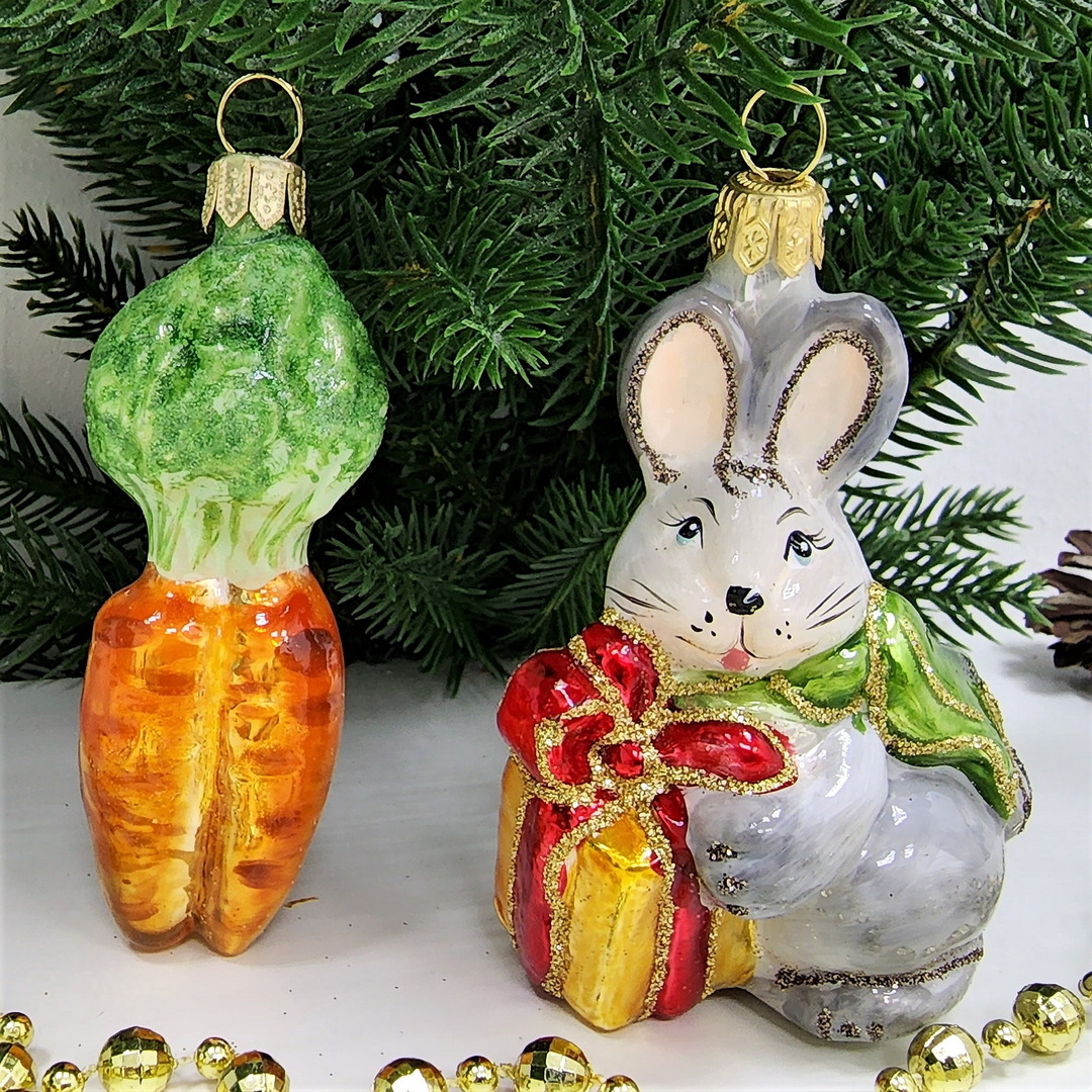 фото Набор ёлочных игрушек Зайчик с подарком и морковь