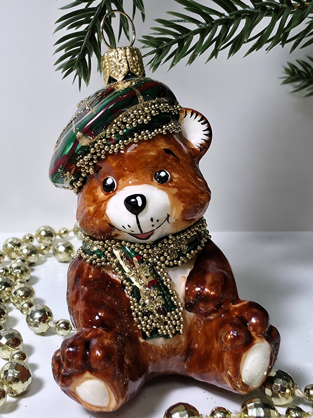 фото Стеклянная елочная игрушка Мишка в кепке