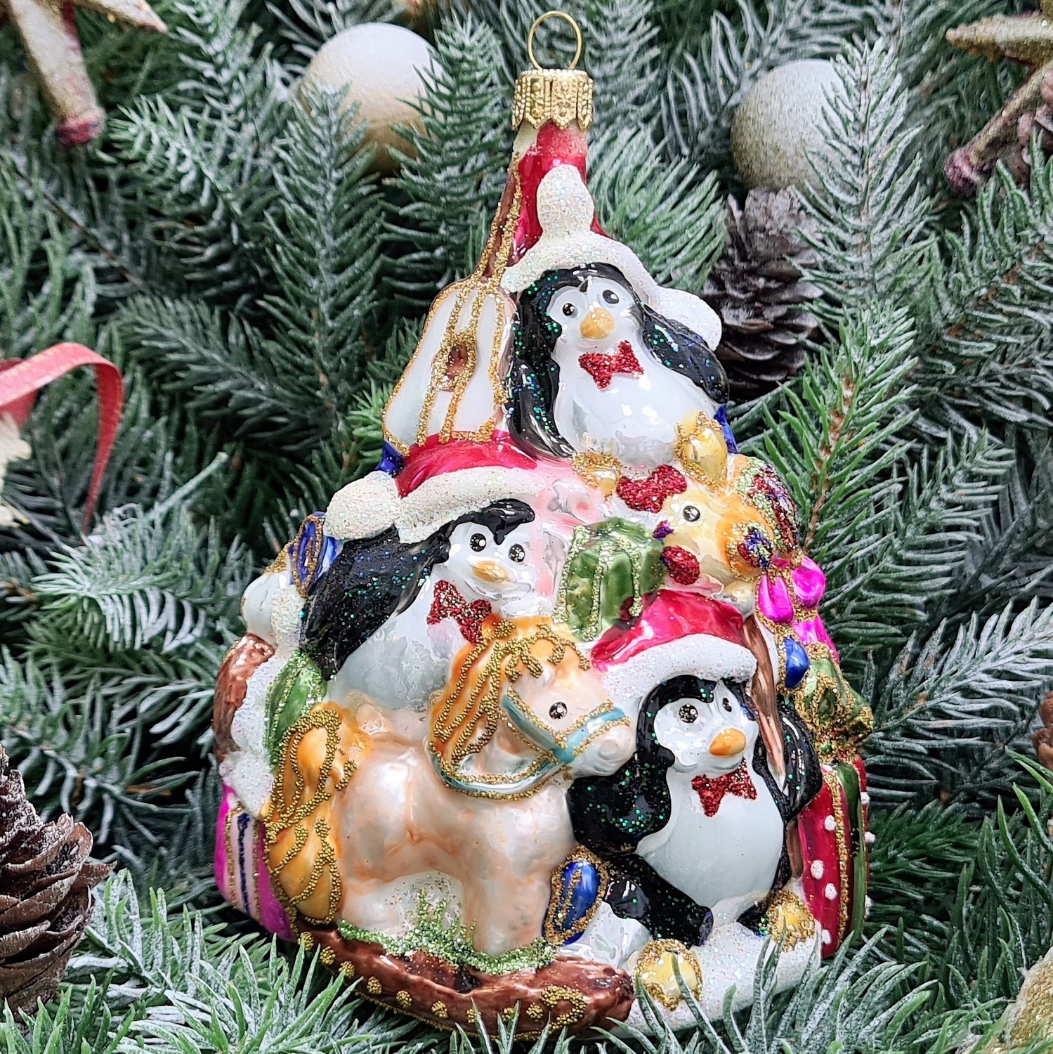 фото Стеклянная елочная игрушка Гора пингвинов с подарками