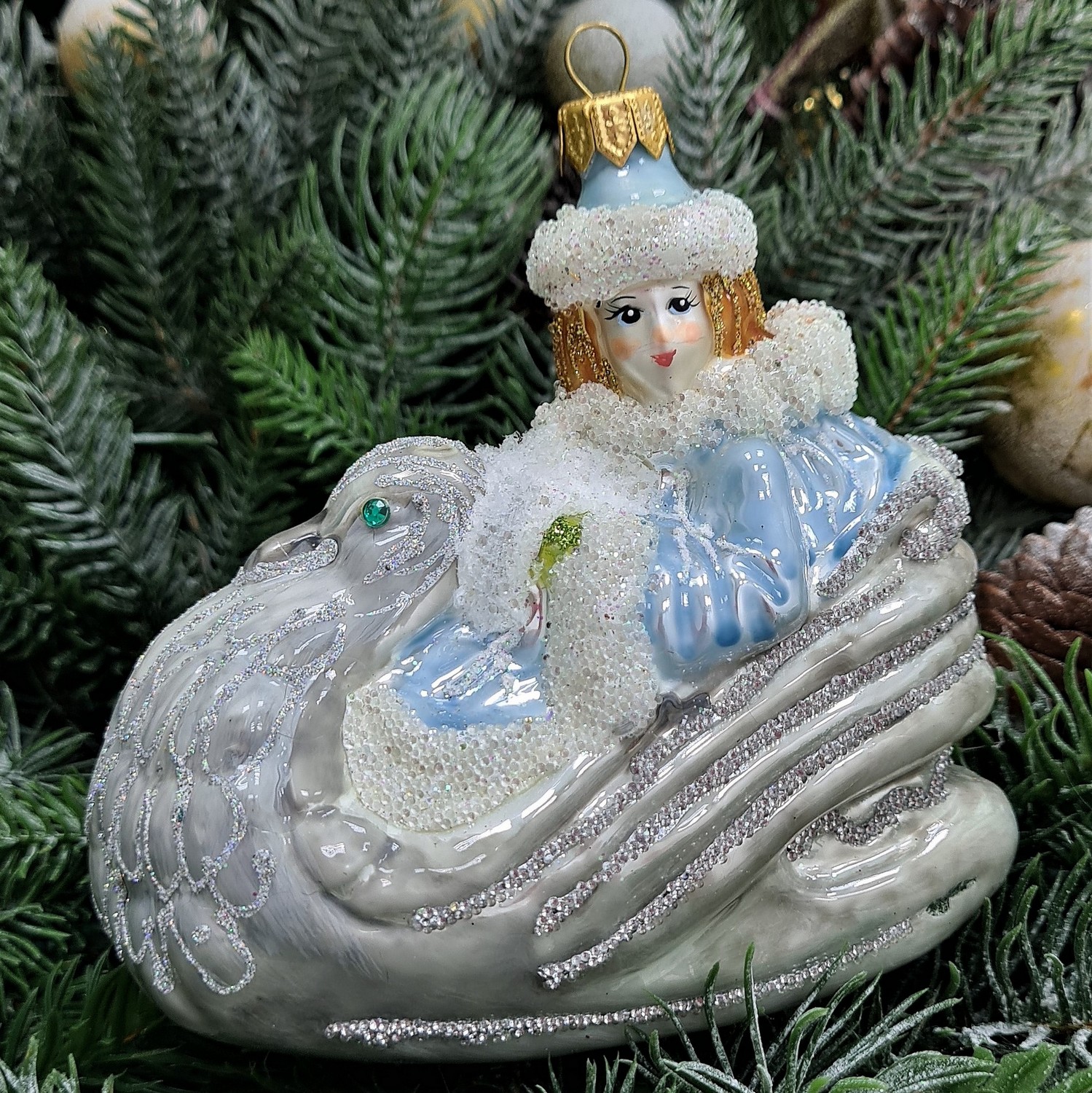 фото Стеклянная елочная игрушка Снегурочка в санях лебедь
