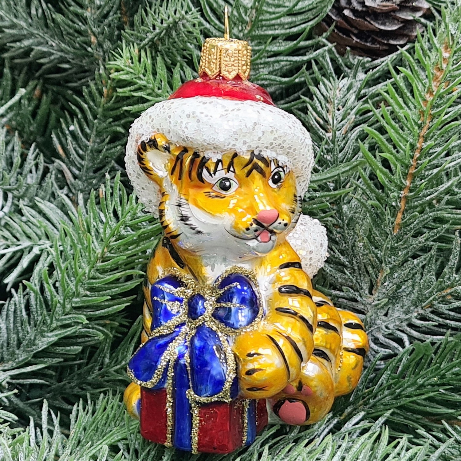 фото Стеклянная елочная игрушка Тигр с подарком