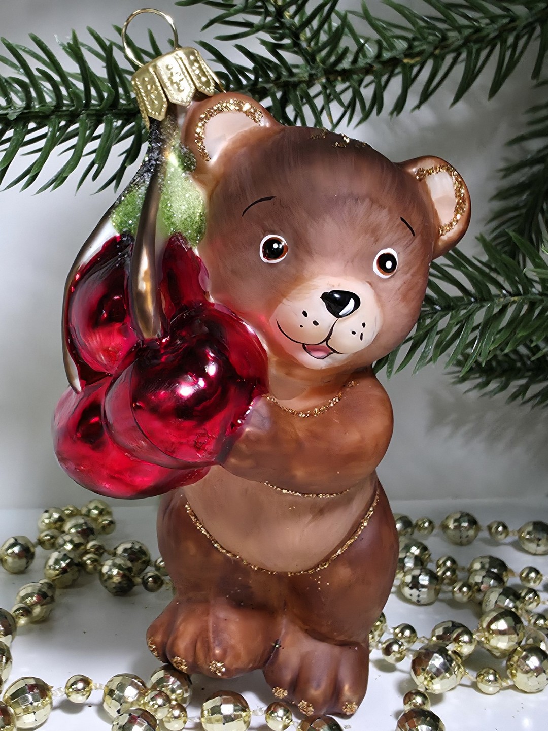 фото Стеклянная елочная игрушка Мишка с вишенками